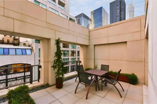 Habitación con cama grande y terraza del hotel Chambers. Foto 7