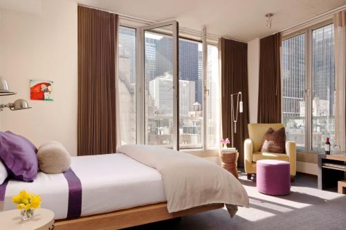 Habitación Doble Superior con sofá cama y cama grande del hotel Chambers. Foto 3
