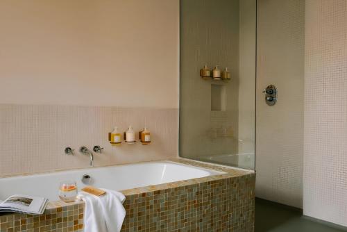Suite Stellar con zona loft, cama extragrande, sofá cama y terraza del hotel Chambers. Foto 5