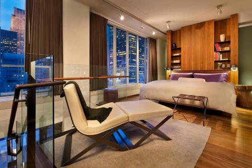 Suite Stellar con zona loft, cama extragrande, sofá cama y terraza del hotel Chambers. Foto 6