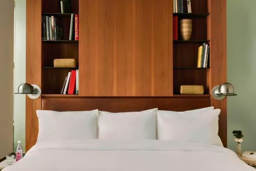 Suite Stellar con zona loft, cama extragrande, sofá cama y terraza del hotel Chambers. Foto 7