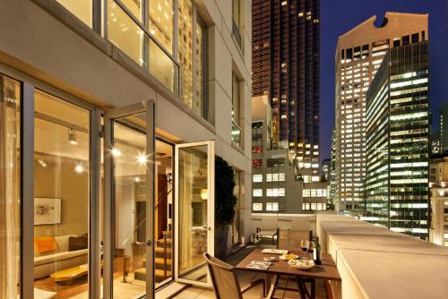 Suite Stellar con zona loft, cama extragrande, sofá cama y terraza del hotel Chambers. Foto 9