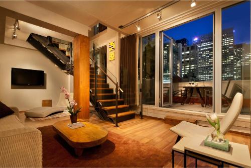 Suite Stellar con zona loft, cama extragrande, sofá cama y terraza del hotel Chambers. Foto 10