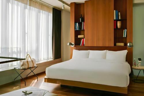 Suite Stellar con zona loft, cama extragrande, sofá cama y terraza del hotel Chambers. Foto 11