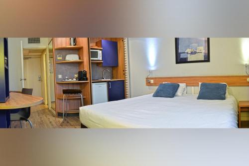 Estudio del hotel Art Hotel Paris Est. Foto 4
