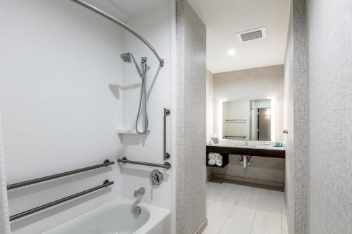 Suite Doble con 2 camas grandes y 1 sofá cama del hotel Holiday Inn Express And Suites Jersey City North - Hoboken, An Ihg