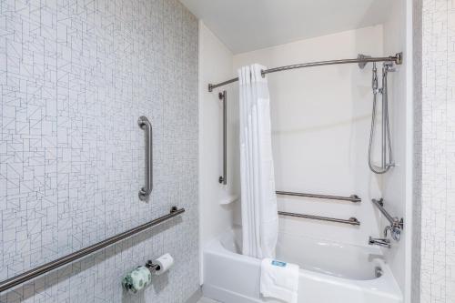 Suite adaptada para personas con discapacidad auditiva del hotel Holiday Inn Express And Suites Jersey City North - Hoboken, An Ihg. Foto 5