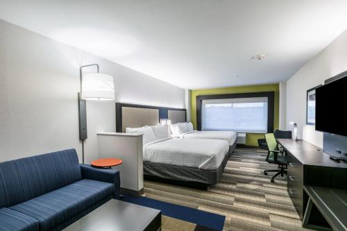 Suite Doble con 2 camas grandes y 1 sofá cama del hotel Holiday Inn Express And Suites Jersey City North - Hoboken, An Ihg. Foto 3
