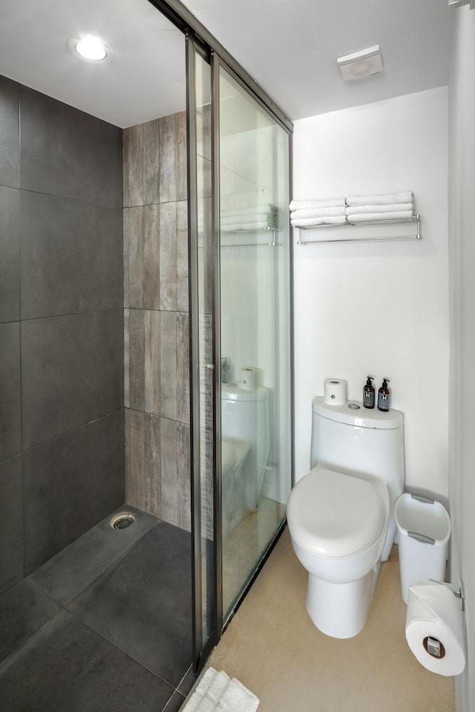 Habitación estándar, 1 cama de matrimonio grande del hotel Hotel52. Foto 9