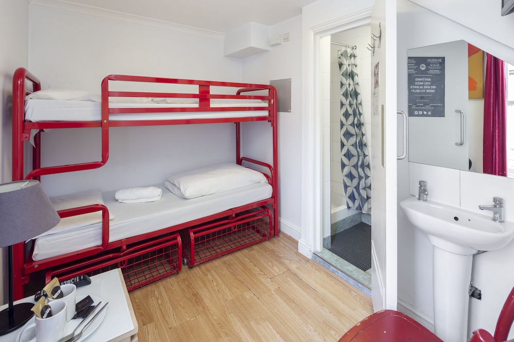 Habitación con 2 camas individuales, baño privado del hotel Astor Hyde Park Hostel - Adults Only. Foto 1