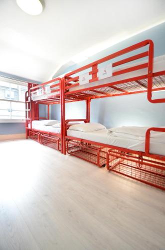 5 Bed Mixed Dorm Ensuite (18–40 years) del hotel Astor Kensington. Foto 1