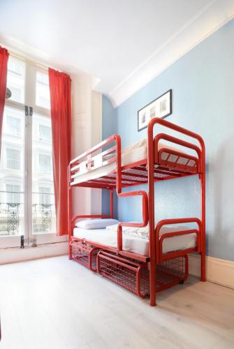 Bed in 4 - Bed Mixed Dormitory Room Shared Bathroom (18–40 years) del hotel Astor Kensington. Foto 2