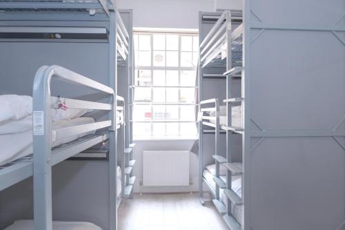 Bed in 12 - Bed Mixed Dormitory Room (18–40 years) del hotel Astor Kensington. Foto 1