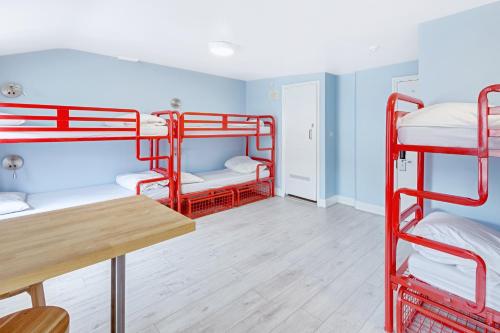 Bed in 8 - Bed Mixed Dormitory Room Ensuite (18–40 years) del hotel Astor Kensington. Foto 1