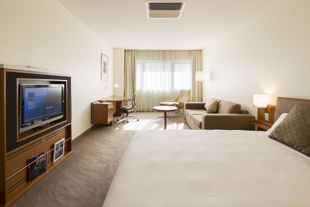 Habitación Ejecutiva 1 Cama King y 1 Sofá - cama Doble del hotel Novotel Canberra. Foto 1