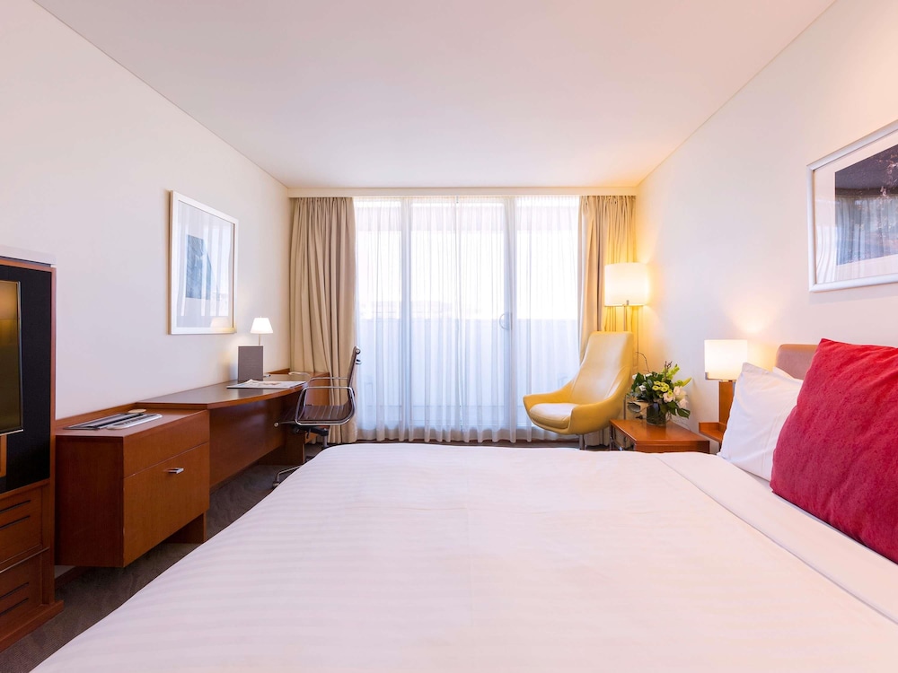 Habitación Estándar 1 Cama King y Balcón del hotel Novotel Canberra. Foto 4