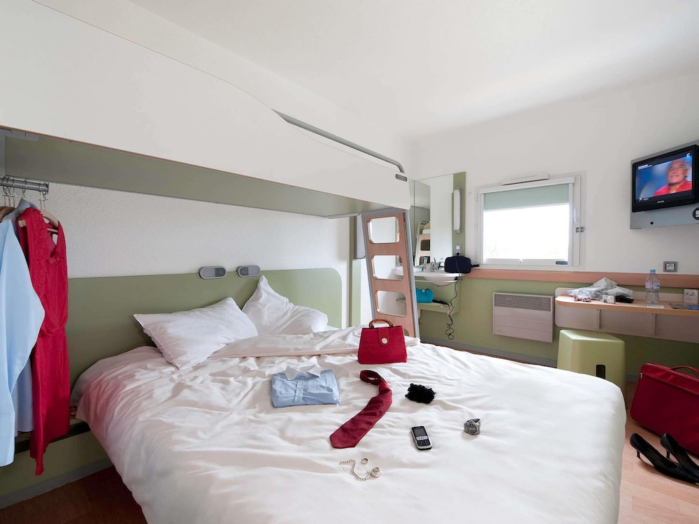 Habitación TRIPLE con una cama de gran tamaño y litera del hotel Ibis Budget Poitiers Sud