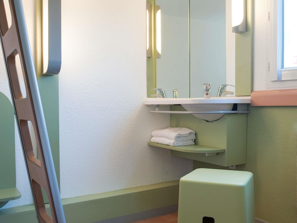 Habitación TRIPLE con una cama de gran tamaño y litera del hotel Ibis Budget Poitiers Sud. Foto 1
