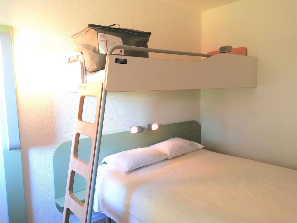Habitación TRIPLE con una cama de gran tamaño y litera del hotel Ibis Budget Poitiers Sud. Foto 2
