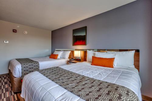 Habitación con 2 camas grandes del hotel Microtel Inn And Suites By Wyndham Niagara Falls. Foto 1