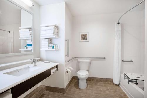 Habitación adaptada para personas de movilidad reducida - 2 camas grandes - No fumadores del hotel Hampton Inn Rochester Penfield. Foto 2