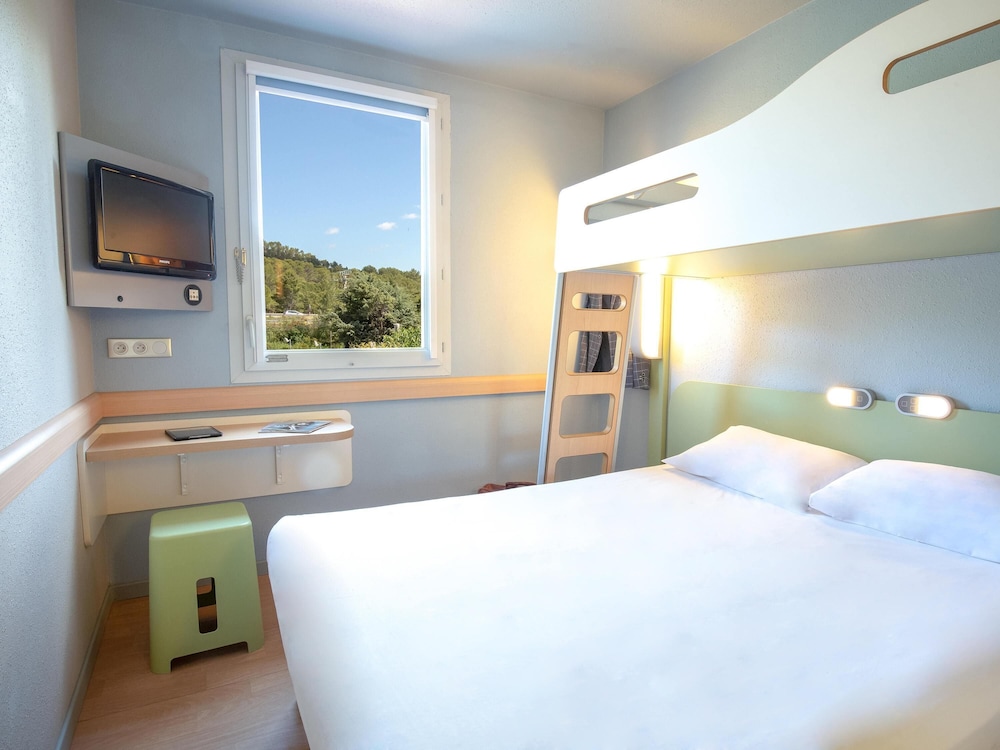 Habitación triple, varias camas del hotel Ibis Budget Brignoles Provence Verte. Foto 2