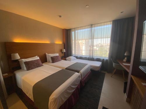 Habitación Doble con cama supletoria del hotel Badalona Tower. Foto 2