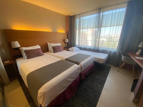 Habitación Doble con cama supletoria del hotel Badalona Tower. Foto 3