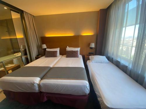 Habitación Doble con cama supletoria del hotel Badalona Tower. Foto 4