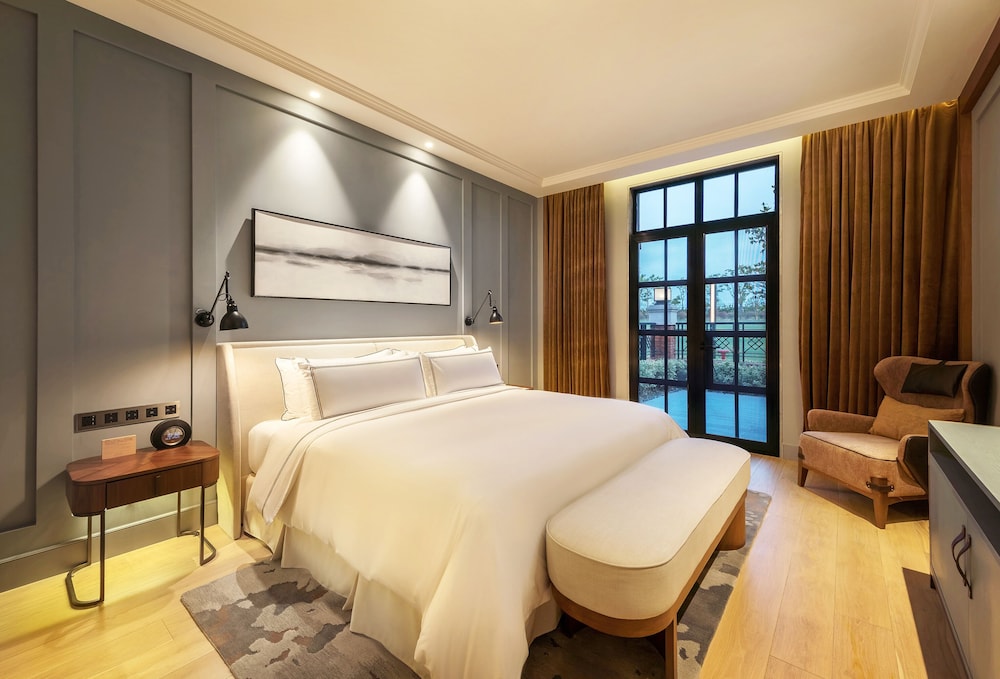 Suite con terraza y vistas al jardín del hotel Melia Shanghai Parkside