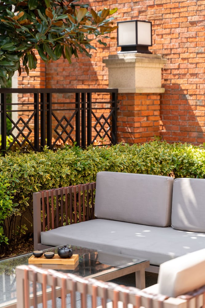 Suite con terraza y vistas al jardín del hotel Melia Shanghai Parkside. Foto 2