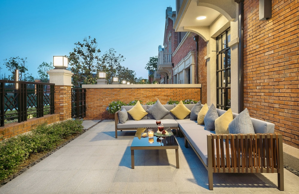 Suite con terraza y vistas al jardín del hotel Melia Shanghai Parkside. Foto 3