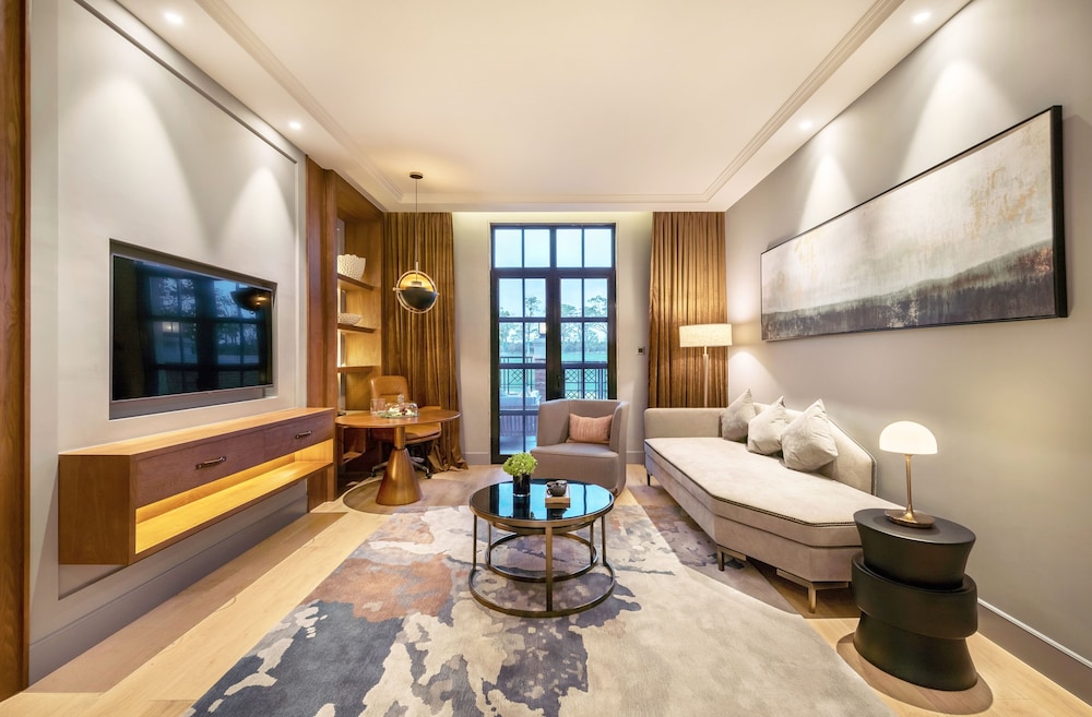 Suite con terraza y vistas al jardín del hotel Melia Shanghai Parkside. Foto 4