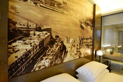 Habitación Doble Grand Deluxe con vistas al puerto - 1 cama extragrande o 2 camas del hotel Harbour Grand Hong Kong. Foto 1