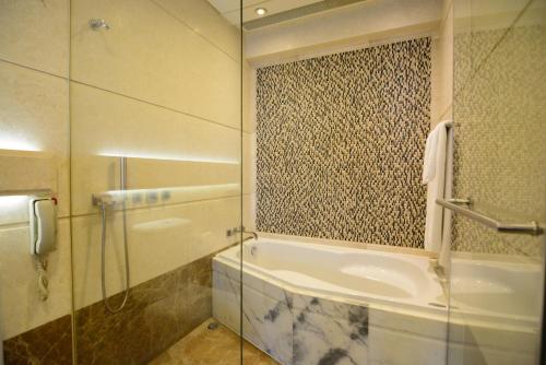 Habitación Doble Club Grand Deluxe con vistas al puerto - 1 cama extragrande o 2 camas individuales del hotel Harbour Grand Hong Kong