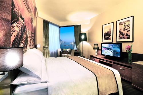 Habitación Doble Club Grand Deluxe con vistas al puerto - 1 cama extragrande o 2 camas individuales del hotel Harbour Grand Hong Kong. Foto 2