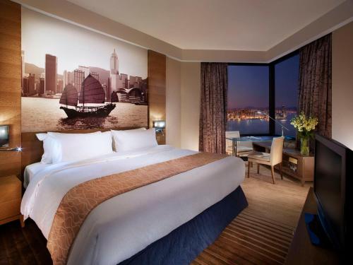Habitación Doble Deluxe Club con vistas al puerto - cama extragrande o 2 camas del hotel Harbour Grand Hong Kong. Foto 3