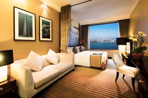 Habitación Doble Club Premier con vistas al puerto - 1 cama extragrande o 2 camas individuales del hotel Harbour Grand Hong Kong. Foto 3