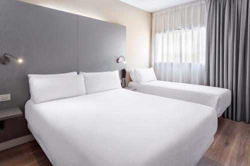 Habitación Doble con cama supletoria (2 adultos + 1 niño menor de 12 años) del hotel Barcelona Mollet | B&B