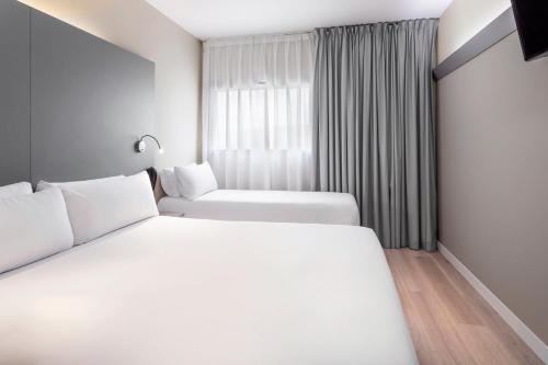 Habitación Doble con cama supletoria (2 adultos + 1 niño menor de 12 años) del hotel Barcelona Mollet | B&B. Foto 1