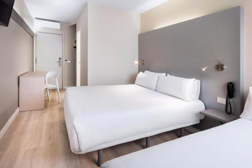 Habitación Doble con cama supletoria (2 adultos + 1 niño menor de 12 años) del hotel Barcelona Mollet | B&B. Foto 4