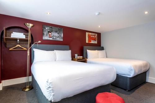 Habitación Queen con dos camas Queen del hotel Royal Park. Foto 6