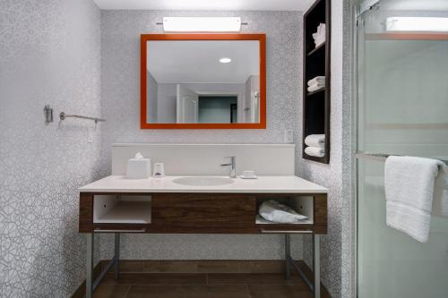 Habitación con cama extragrande. del hotel Hampton Inn And Suites Yonkers