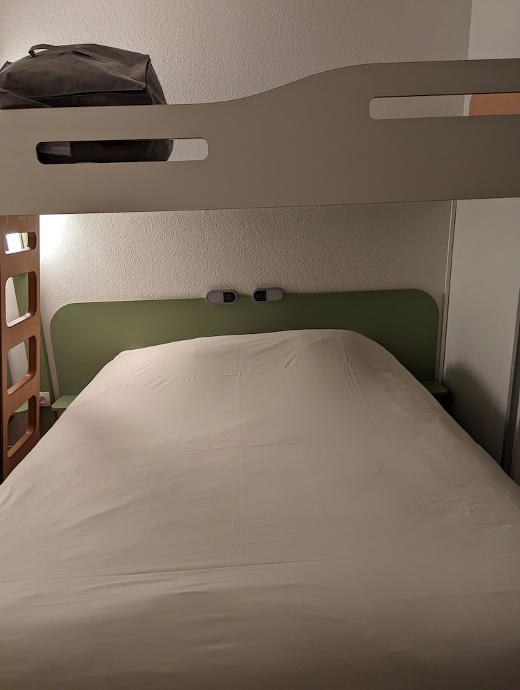 Habitación triple con una cama grande y una litera del hotel Ibis Budget Saint-omer Centre. Foto 2