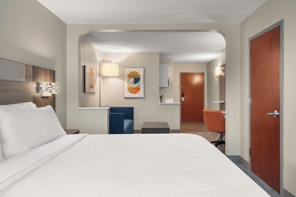 Suite, 1 cama de matrimonio grande del hotel Holiday Inn Express and Suites Hawthorne Elmsford North by IHG