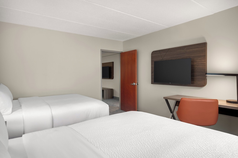 Suite, 2 habitaciones del hotel Holiday Inn Express and Suites Hawthorne Elmsford North by IHG. Foto 1