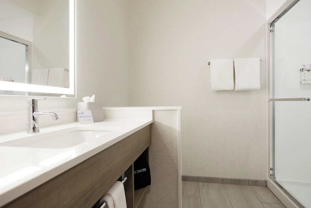 Habitación estándar, 1 cama de matrimonio grande, bañera de hidromasaje del hotel Holiday Inn Express and Suites Hawthorne Elmsford North by IHG. Foto 1