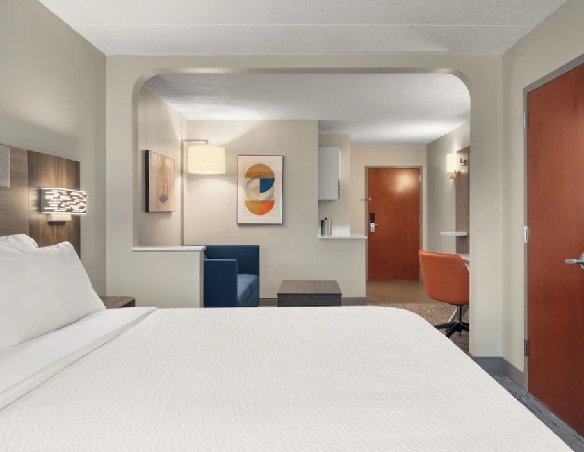 Suite, 1 cama de matrimonio grande del hotel Holiday Inn Express and Suites Hawthorne Elmsford North by IHG. Foto 3