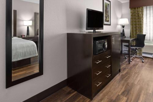 Habitación con cama extragrande del hotel La Quinta Inn By Wyndham Buffalo Airport