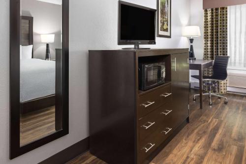 Habitación adaptada para personas de movilidad reducida - No fumadores - Cama extragrande del hotel La Quinta Inn By Wyndham Buffalo Airport. Foto 1